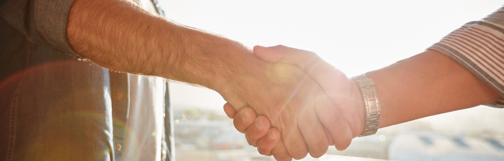 Dos personas se dan la mano